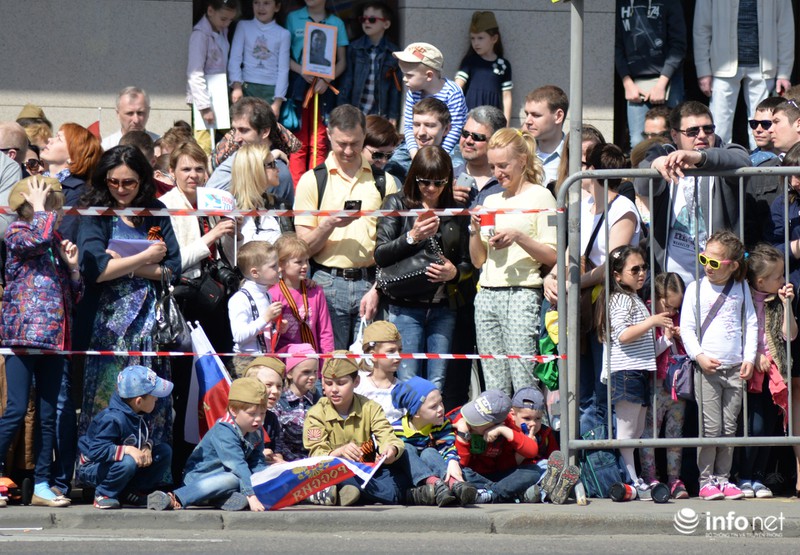 Muôn kiểu xem duyệt binh Ngày Chiến thắng của dân Nga - ảnh 11