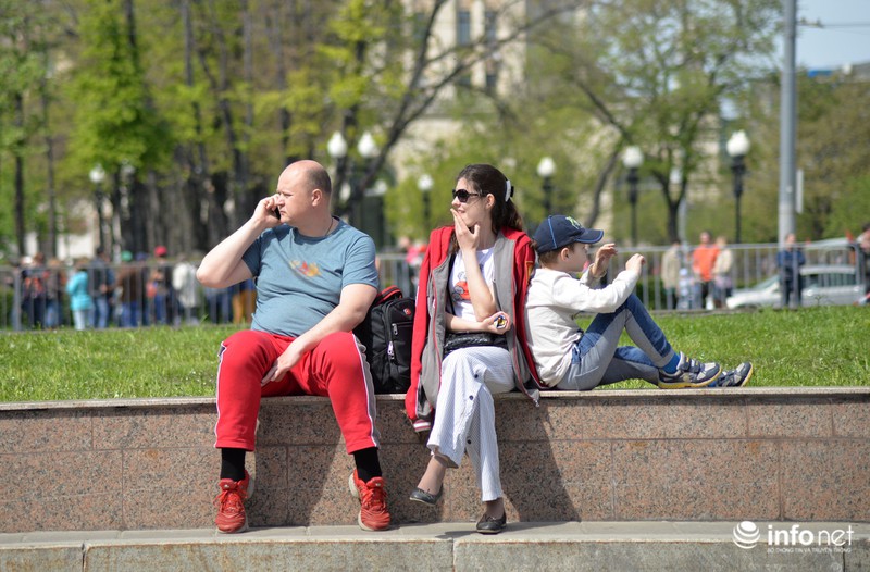 Muôn kiểu xem duyệt binh Ngày Chiến thắng của dân Nga - ảnh 13