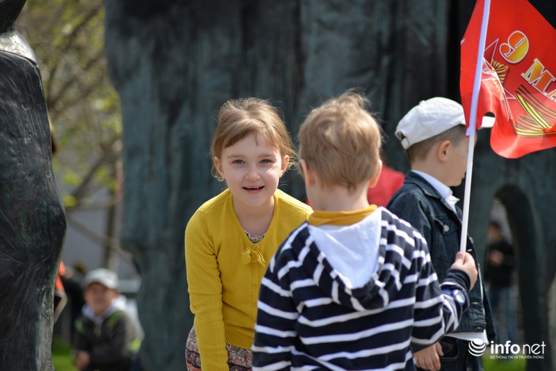 Muôn kiểu xem duyệt binh Ngày Chiến thắng của dân Nga - ảnh 14