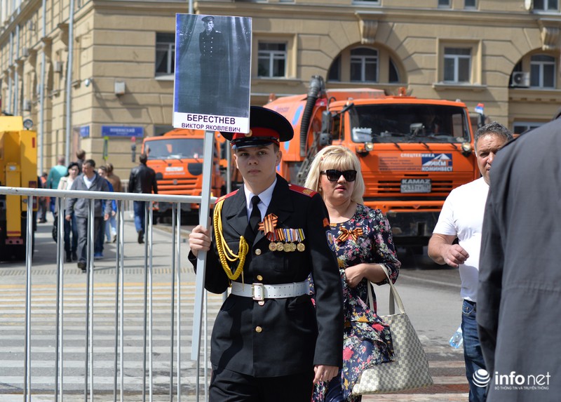 Muôn kiểu xem duyệt binh Ngày Chiến thắng của dân Nga - ảnh 15