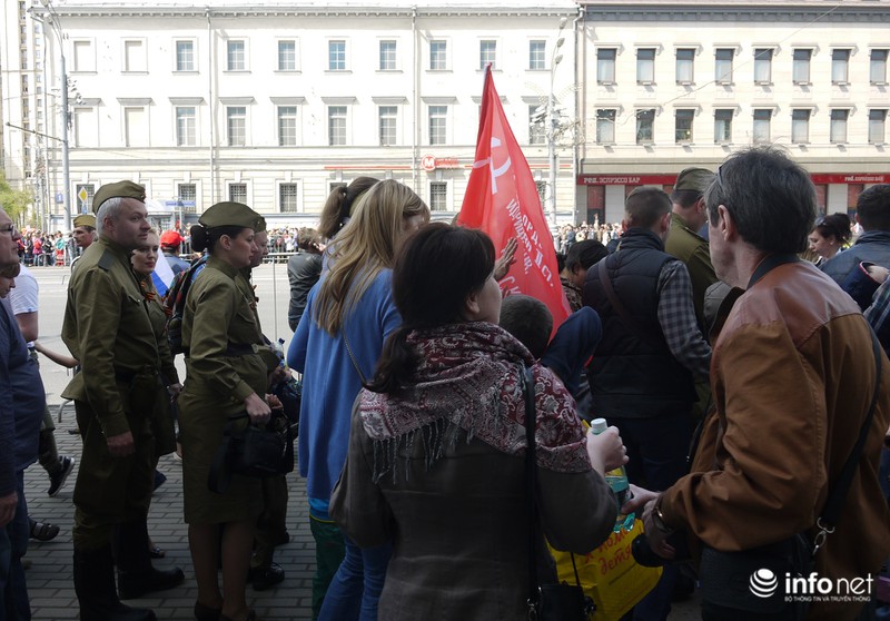 Muôn kiểu xem duyệt binh Ngày Chiến thắng của dân Nga - ảnh 16