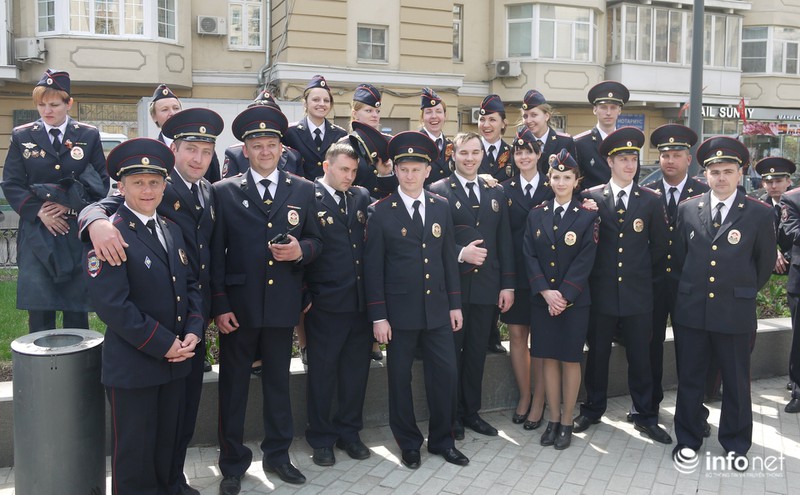 Muôn kiểu xem duyệt binh Ngày Chiến thắng của dân Nga - ảnh 17