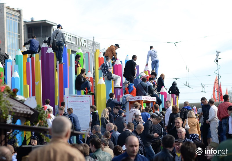 Muôn kiểu xem duyệt binh Ngày Chiến thắng của dân Nga - ảnh 2