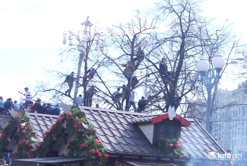 Muôn kiểu xem duyệt binh Ngày Chiến thắng của dân Nga - ảnh 3