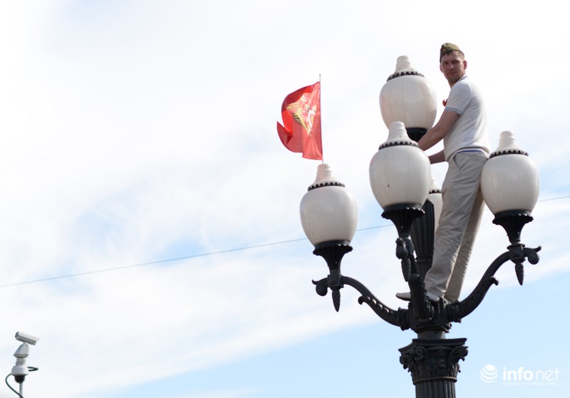 Muôn kiểu xem duyệt binh Ngày Chiến thắng của dân Nga - ảnh 4