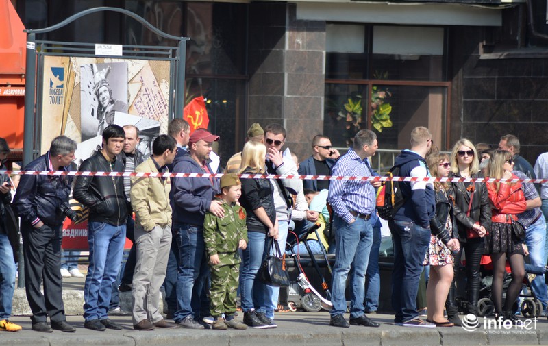 Muôn kiểu xem duyệt binh Ngày Chiến thắng của dân Nga - ảnh 5