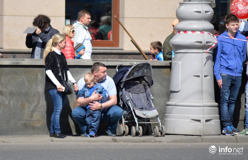 Muôn kiểu xem duyệt binh Ngày Chiến thắng của dân Nga - ảnh 6