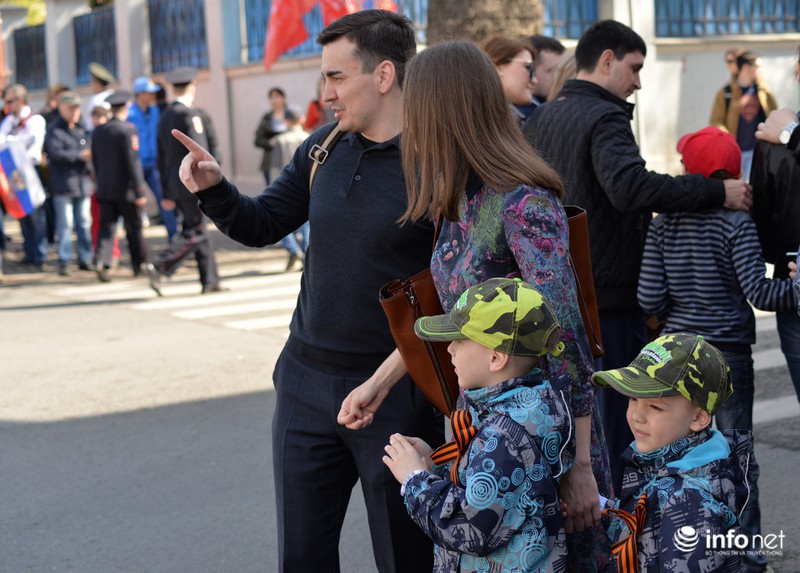 Muôn kiểu xem duyệt binh Ngày Chiến thắng của dân Nga - ảnh 7