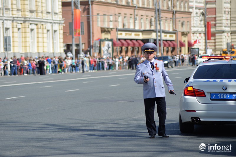 Muôn kiểu xem duyệt binh Ngày Chiến thắng của dân Nga - ảnh 8