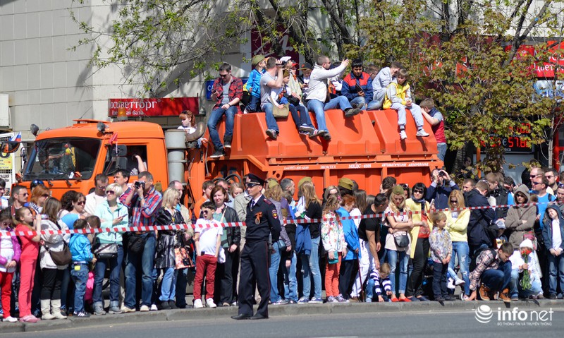 Muôn kiểu xem duyệt binh Ngày Chiến thắng của dân Nga - ảnh 9