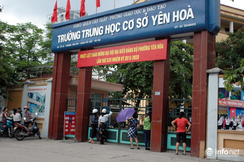 Phụ huynh “đội nắng” vạ vật trước các điểm thi vào lớp 10 - ảnh 2