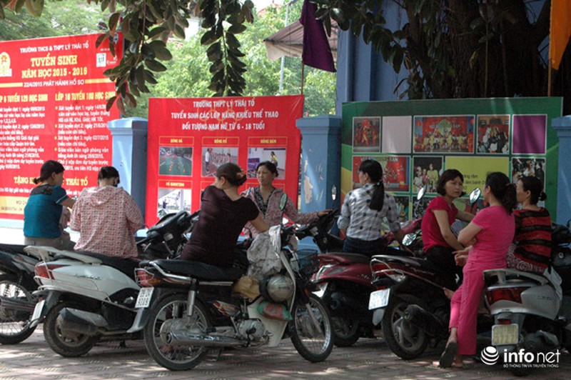 Phụ huynh “đội nắng” vạ vật trước các điểm thi vào lớp 10 - ảnh 13