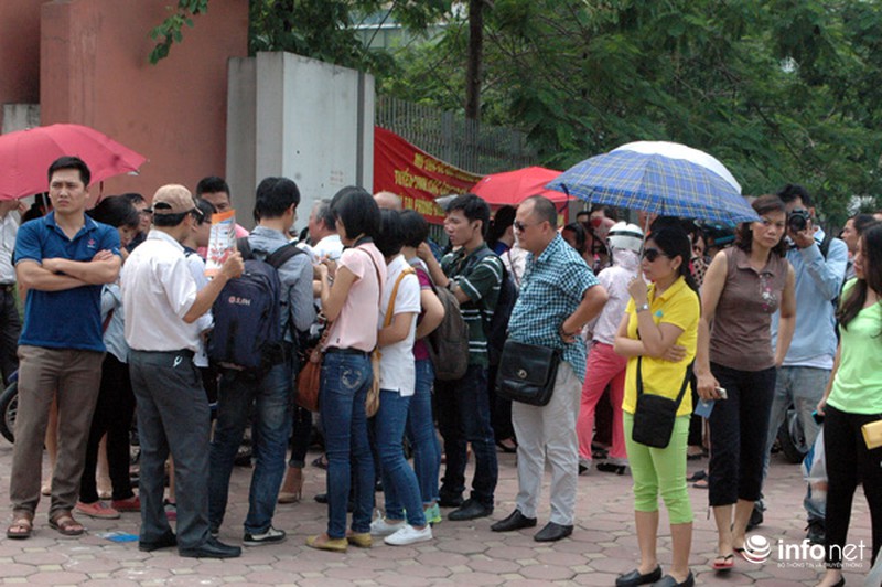 Phụ huynh “đội nắng” vạ vật trước các điểm thi vào lớp 10 - ảnh 6