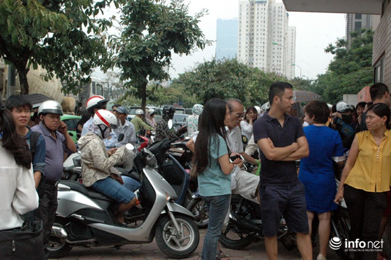 Phụ huynh “đội nắng” vạ vật trước các điểm thi vào lớp 10 - ảnh 7