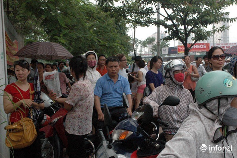 Phụ huynh “đội nắng” vạ vật trước các điểm thi vào lớp 10 - ảnh 9