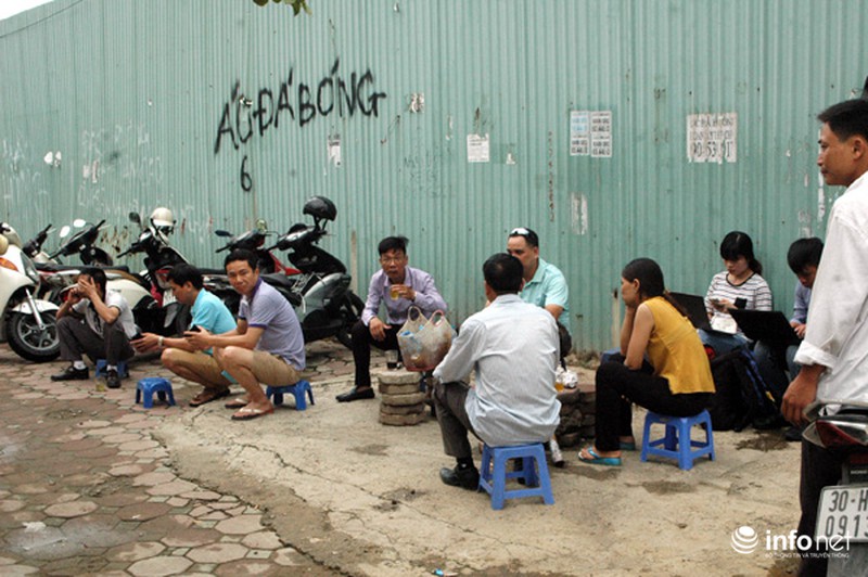 Phụ huynh “đội nắng” vạ vật trước các điểm thi vào lớp 10 - ảnh 11
