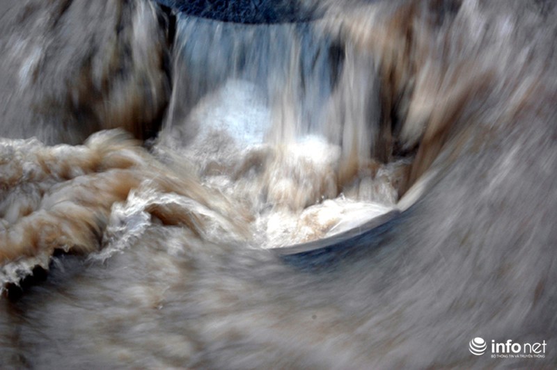 Nhiều tuyến phố của Thủ đô ngập sâu trong biển nước - ảnh 11