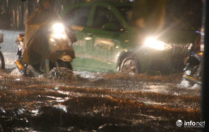 Nhiều tuyến phố của Thủ đô ngập sâu trong biển nước - ảnh 3