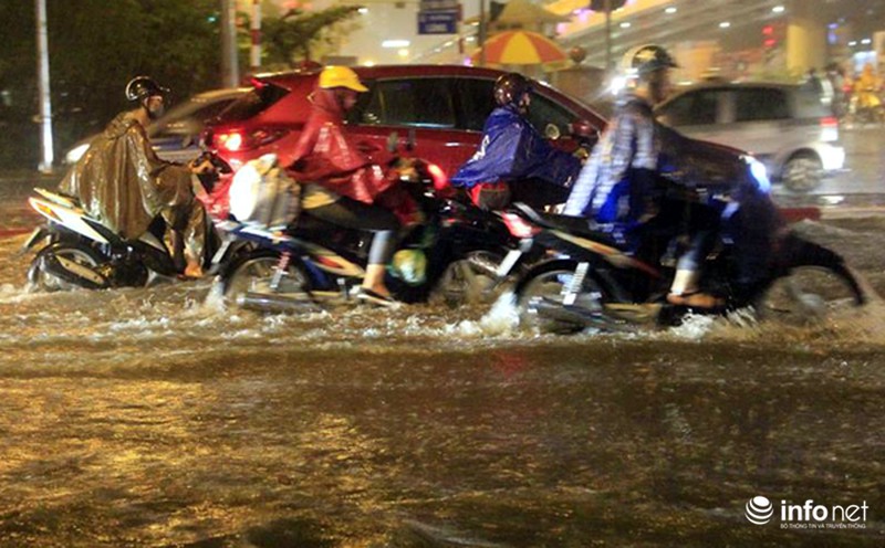 Nhiều tuyến phố của Thủ đô ngập sâu trong biển nước - ảnh 5