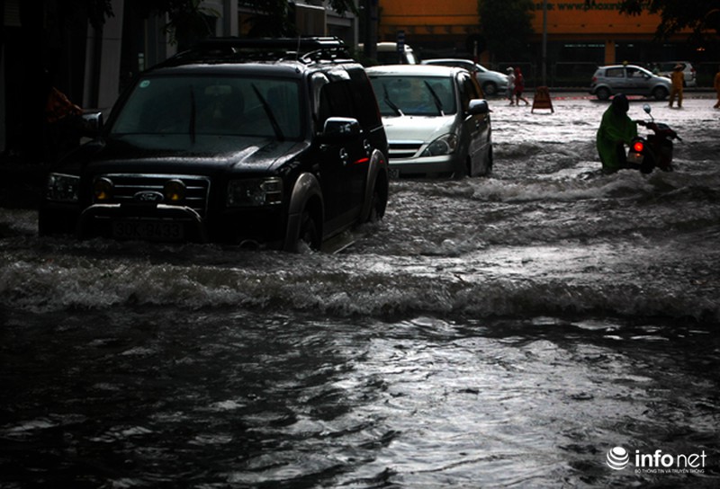 Nhiều tuyến phố của Thủ đô ngập sâu trong biển nước - ảnh 7