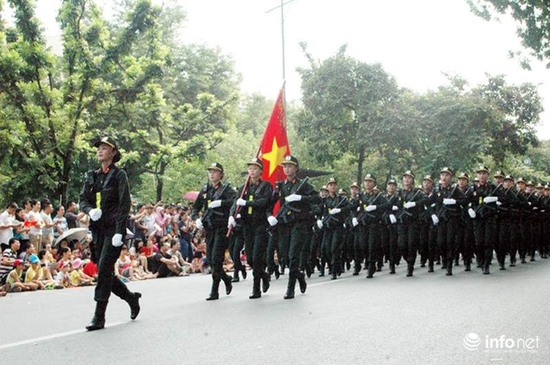 Những bóng hồng chắc tay súng diễu binh, diễu hành chào mừng Quốc khánh - ảnh 11
