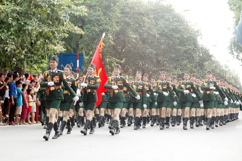Những bóng hồng chắc tay súng diễu binh, diễu hành chào mừng Quốc khánh - ảnh 1