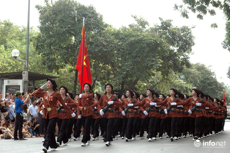 Những bóng hồng chắc tay súng diễu binh, diễu hành chào mừng Quốc khánh - ảnh 9
