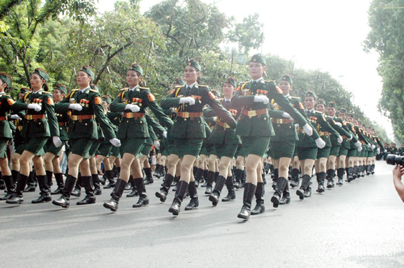 Những bóng hồng chắc tay súng diễu binh, diễu hành chào mừng Quốc khánh - ảnh 2