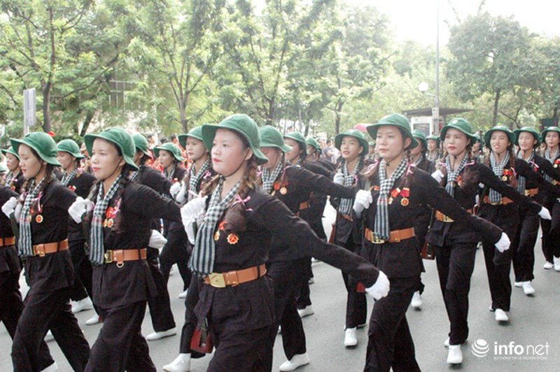 Những bóng hồng chắc tay súng diễu binh, diễu hành chào mừng Quốc khánh - ảnh 4