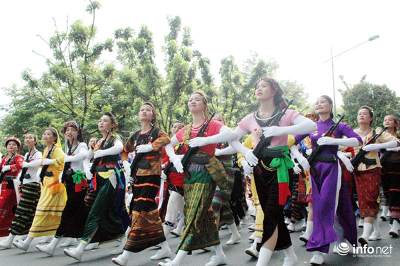 Những bóng hồng chắc tay súng diễu binh, diễu hành chào mừng Quốc khánh - ảnh 6