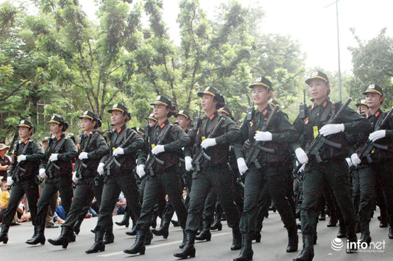 Những bóng hồng chắc tay súng diễu binh, diễu hành chào mừng Quốc khánh - ảnh 12