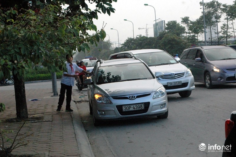 Ngắm “cậu ấm, cô chiêu” cưỡi xế hộp đi khai giảng - ảnh 9