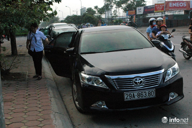 Ngắm “cậu ấm, cô chiêu” cưỡi xế hộp đi khai giảng - ảnh 6