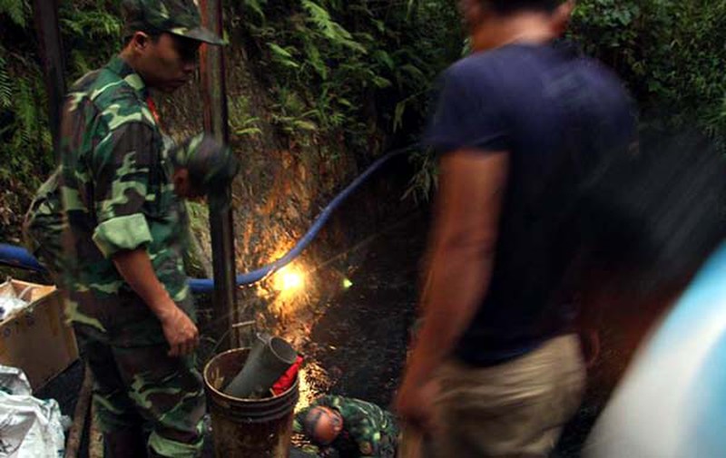 Huy động 200 người tìm kiếm nạn nhân mắc kẹt trong lò than ở Hòa Bình - ảnh 10