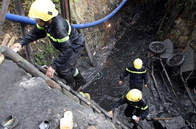 Huy động 200 người tìm kiếm nạn nhân mắc kẹt trong lò than ở Hòa Bình - ảnh 11