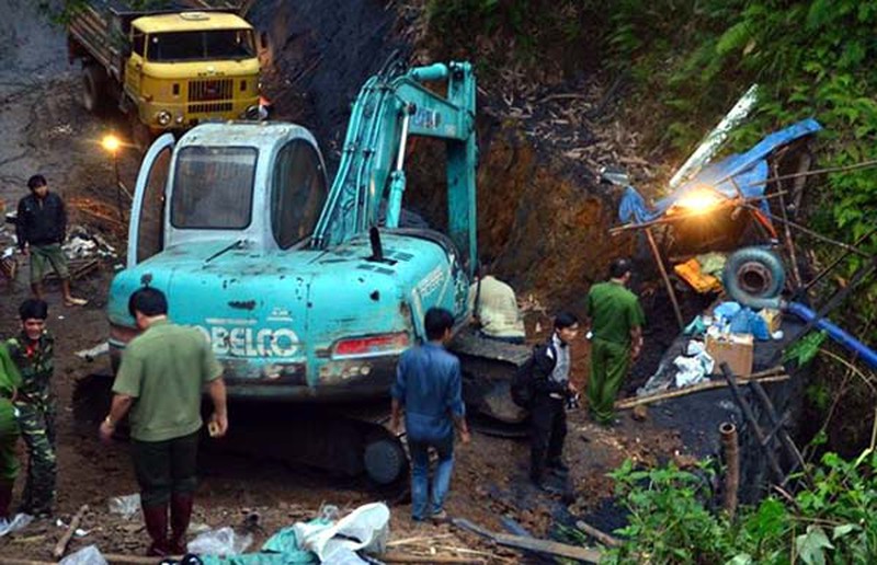 Huy động 200 người tìm kiếm nạn nhân mắc kẹt trong lò than ở Hòa Bình - ảnh 1
