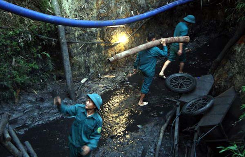 Huy động 200 người tìm kiếm nạn nhân mắc kẹt trong lò than ở Hòa Bình - ảnh 6