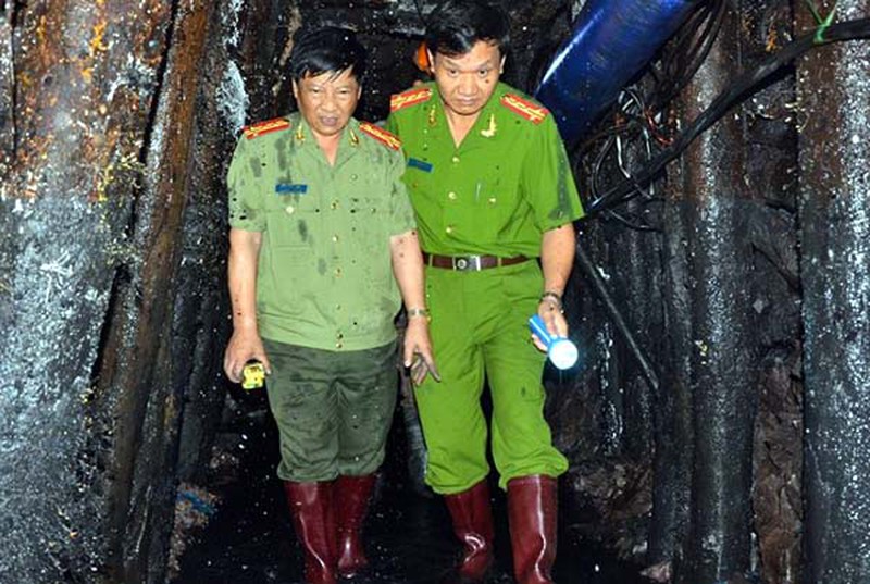 Huy động 200 người tìm kiếm nạn nhân mắc kẹt trong lò than ở Hòa Bình - ảnh 7