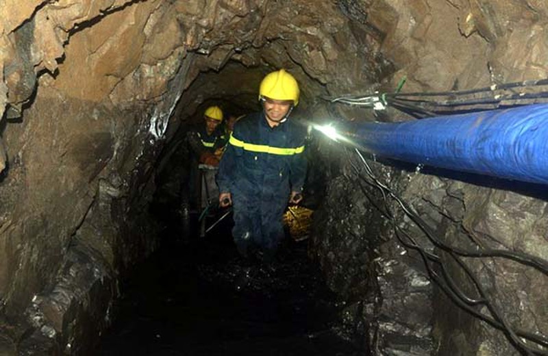 Huy động 200 người tìm kiếm nạn nhân mắc kẹt trong lò than ở Hòa Bình - ảnh 8