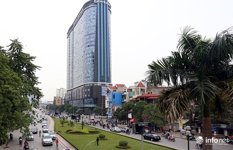 Cây xanh, thảm cỏ trên tuyến đường đẹp nhất Thủ đô bị san bằng - ảnh 9