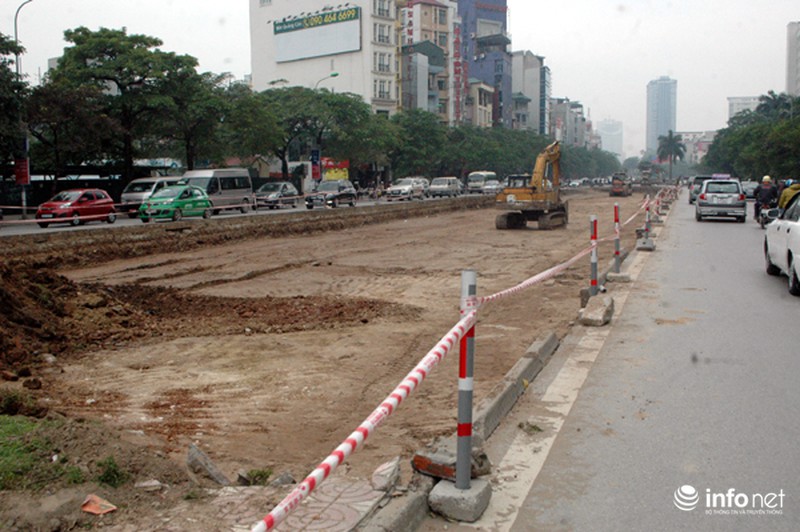 Cây xanh, thảm cỏ trên tuyến đường đẹp nhất Thủ đô bị san bằng - ảnh 12