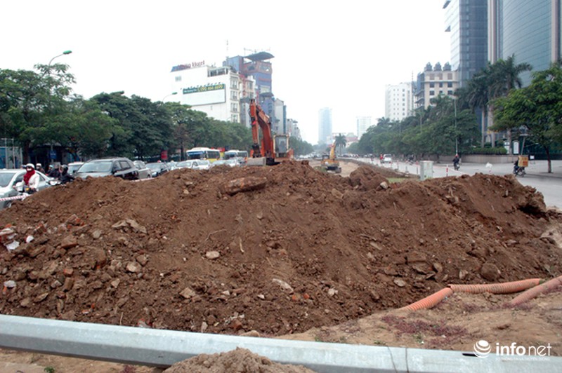 Cây xanh, thảm cỏ trên tuyến đường đẹp nhất Thủ đô bị san bằng - ảnh 13