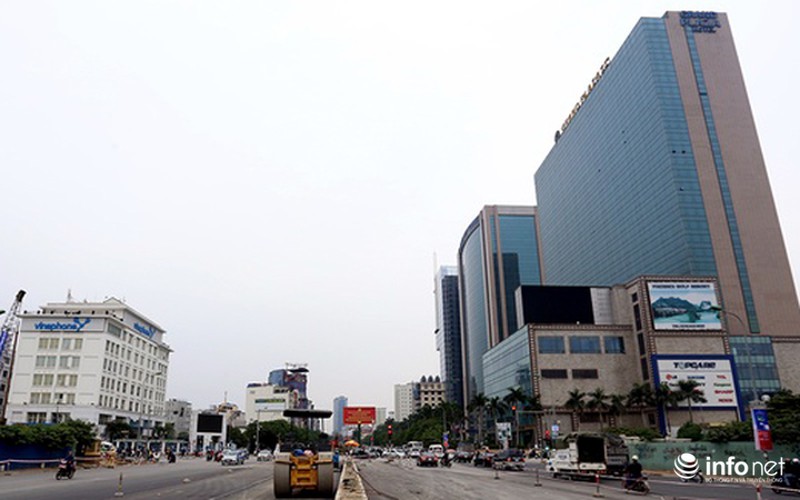 Cây xanh, thảm cỏ trên tuyến đường đẹp nhất Thủ đô bị san bằng - ảnh 14