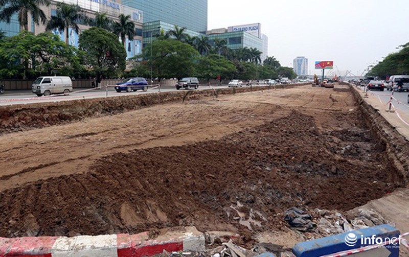 Cây xanh, thảm cỏ trên tuyến đường đẹp nhất Thủ đô bị san bằng - ảnh 2