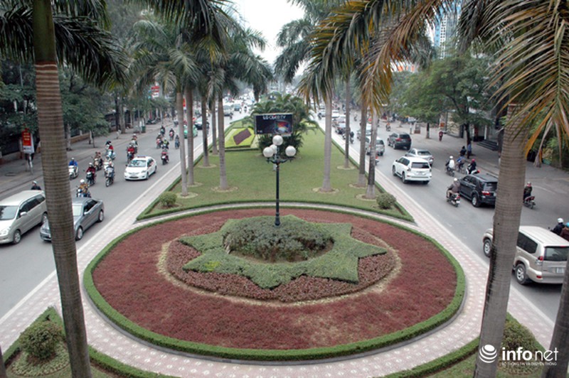 Cây xanh, thảm cỏ trên tuyến đường đẹp nhất Thủ đô bị san bằng - ảnh 4