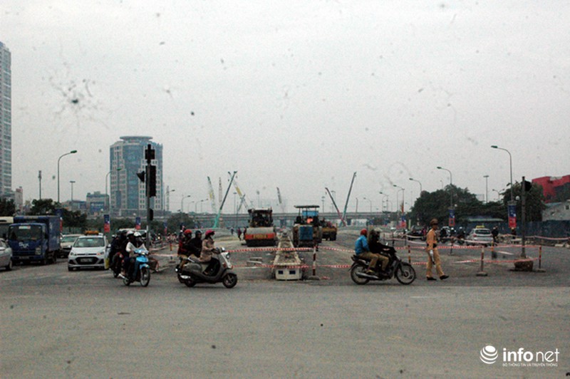 Cây xanh, thảm cỏ trên tuyến đường đẹp nhất Thủ đô bị san bằng - ảnh 10