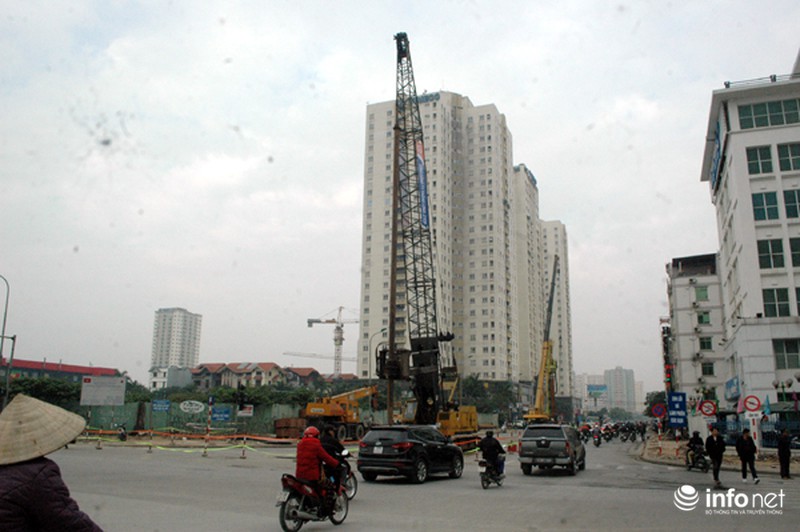 Cây xanh, thảm cỏ trên tuyến đường đẹp nhất Thủ đô bị san bằng - ảnh 11