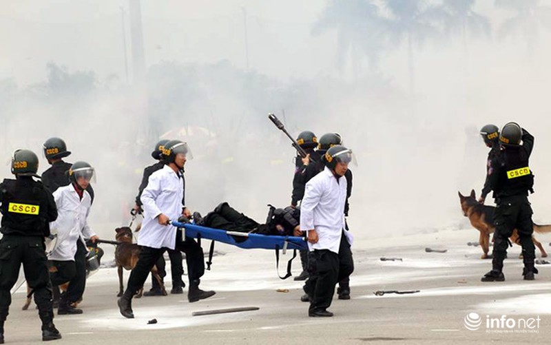 Xem lực lượng CA triển khai diễn tập chống bạo động bảo vệ Đại hội Đảng - ảnh 14