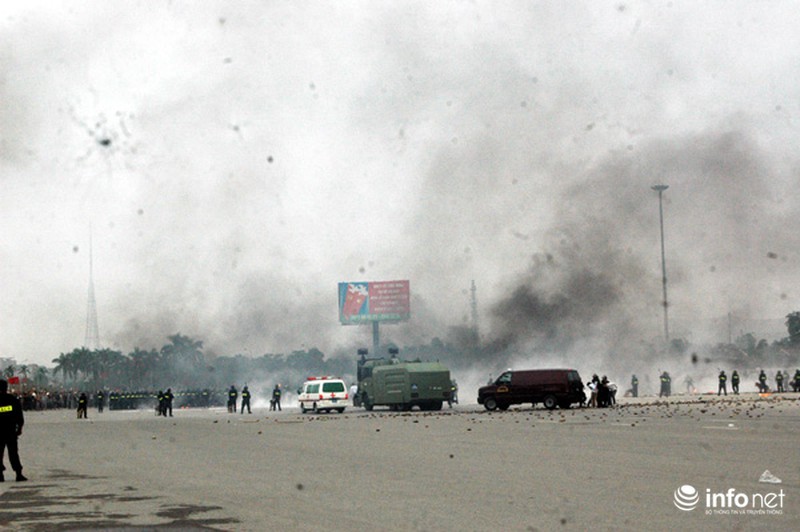 Xem lực lượng CA triển khai diễn tập chống bạo động bảo vệ Đại hội Đảng - ảnh 15