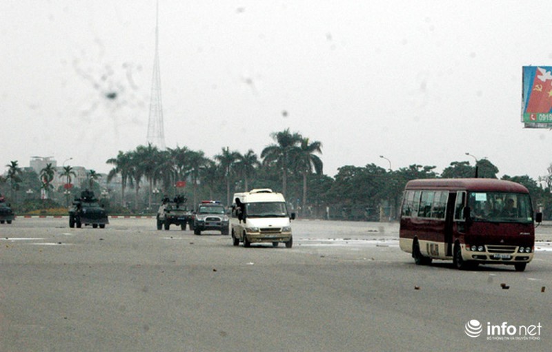 Xem lực lượng CA triển khai diễn tập chống bạo động bảo vệ Đại hội Đảng - ảnh 17